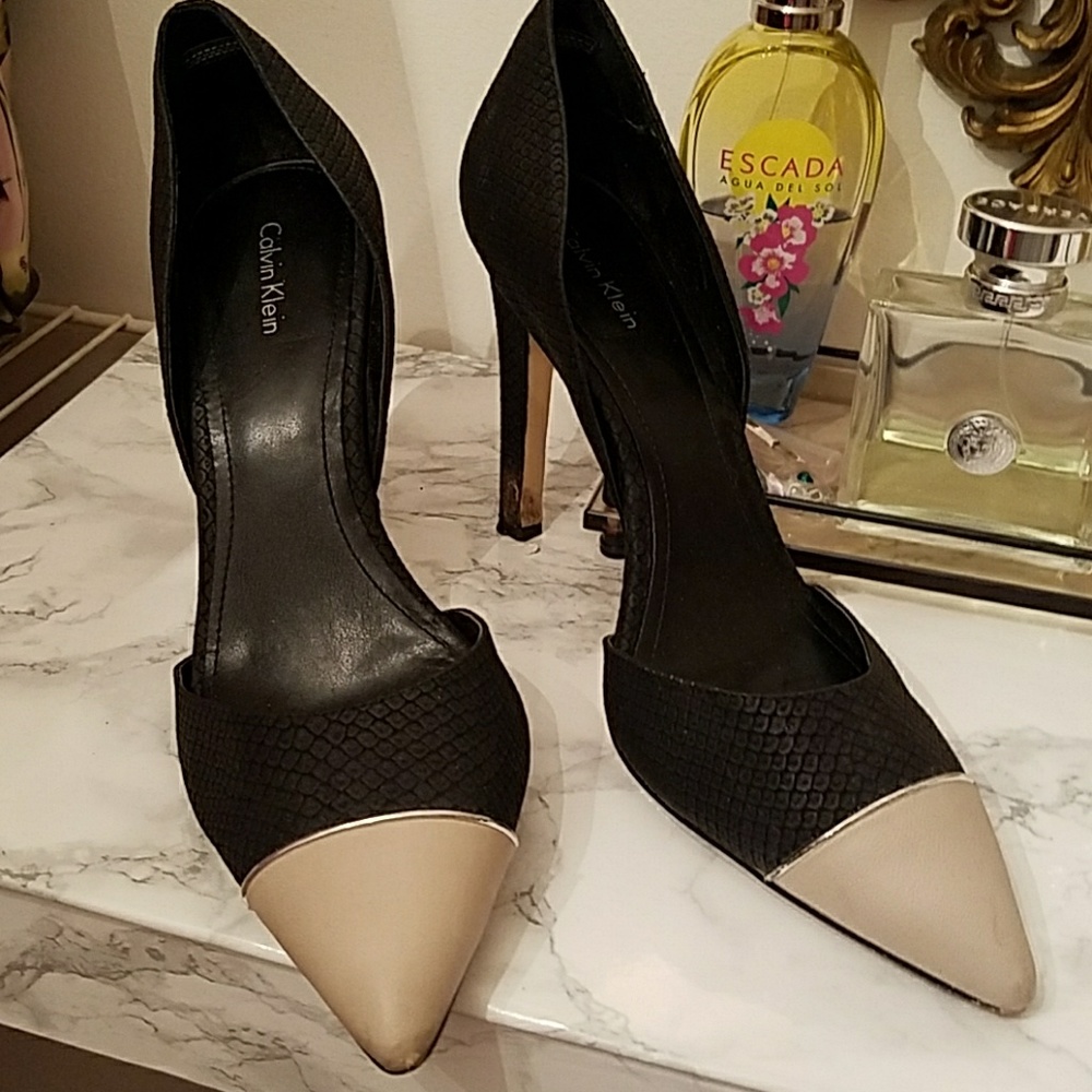 Slide on pumps Calvin Klein. Black and stone.